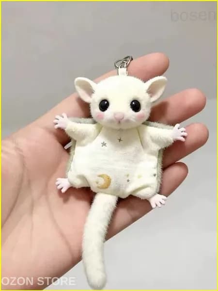 Маленький милый белоухий мышонок с ключами