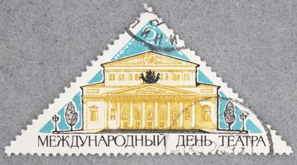 Почтовая марка "Международный день театра". Бумага UV. Номинал 6 коп. СССР. 1965 год. (Загорский 3119Vа)