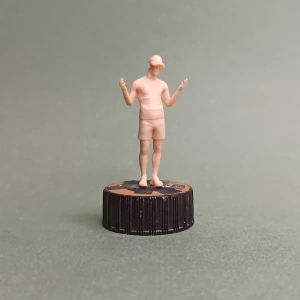 Спортсмен разводит руками. Фигурка в масштабе 1:43.