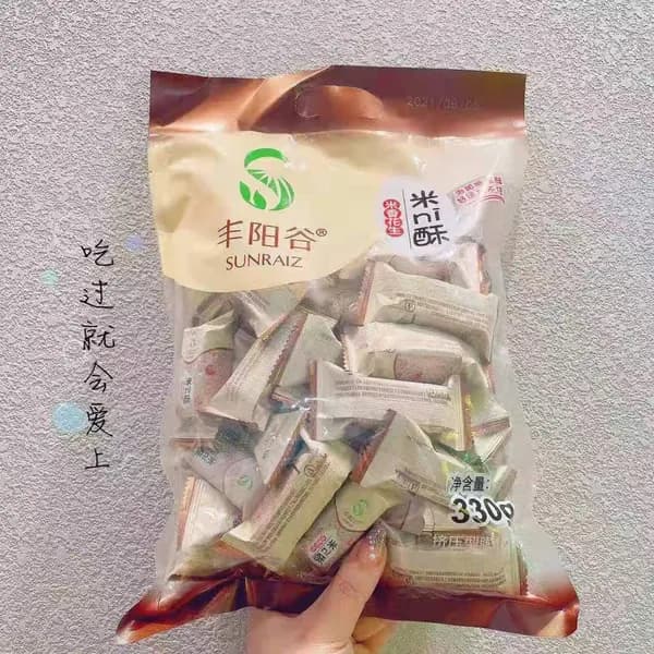 Сладости, ассорти из рисовых и ореховых конфет, традиционный китайский десерт
