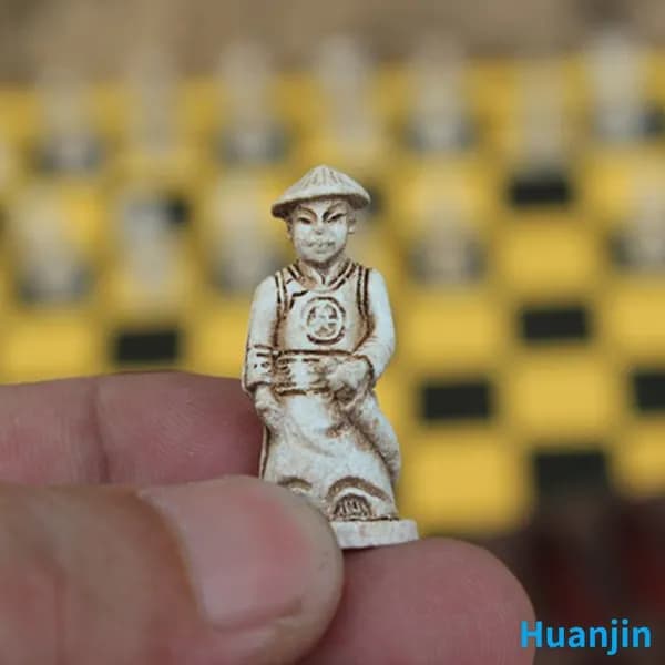 Шахматы антикварного стиля с кожаной доской и фигурками из полимерной смолы