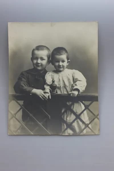 Большеформатная фоторафия детей. Подписанна "Плетцеръ Ел-град". До 1917 г. Поля обрезанны.
