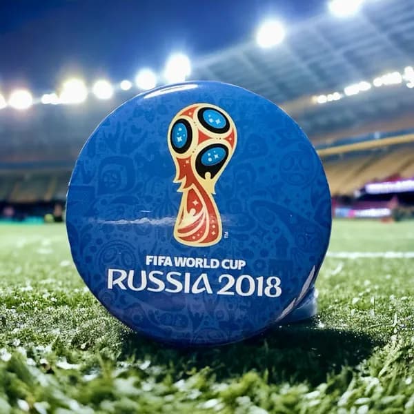 Значок Чемпионат мира по футболу 2018 в России. ФИФА. Кубок на синем фоне
