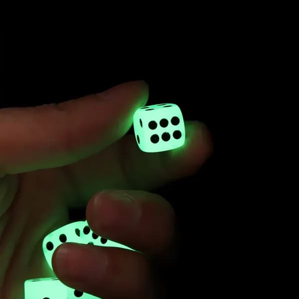 Игральные кубики/кости/ 13 мм. комплект из 2 штук. Светящиеся в темноте.