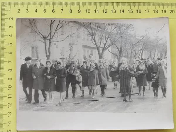 Люди играют на гармони. . Фото СССР -1950-е