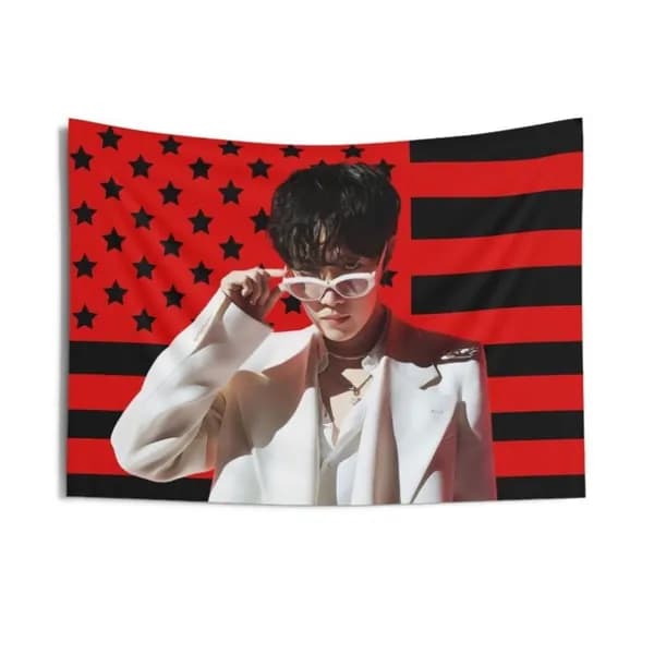 100-70 Фоновый баннер Jhope image banner - это идеальный аксессуар для концертов и мероприятий K-pop.
