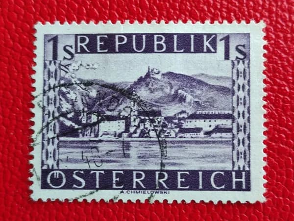 Марки Австрия 1947. Виды и пейзажи Австрии: "Дюрнштайн". Гашение. Редкость - См фото