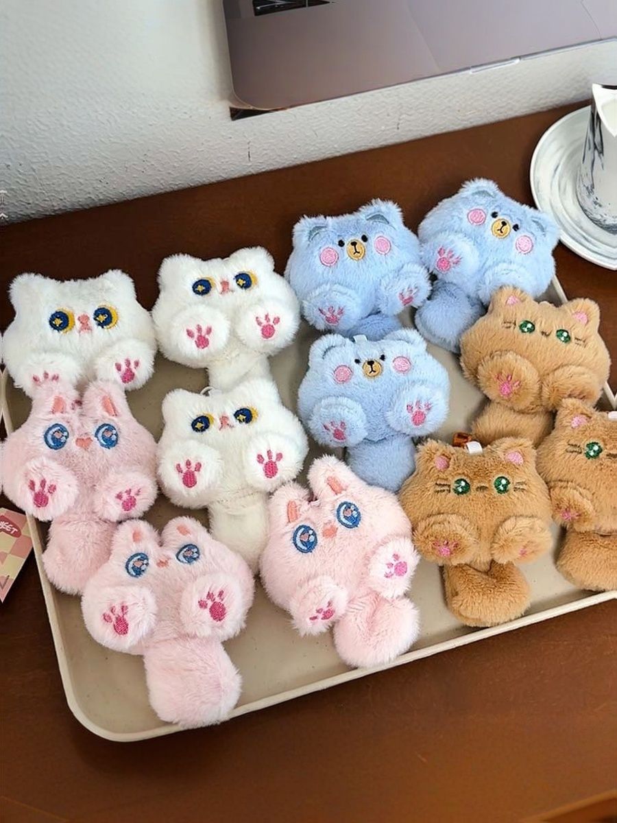 Милые кошечки, маленькие подарочные ключи.