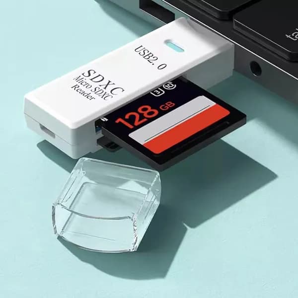 Универсальный USB-ридера для карт SD и microSD с интерфейсом USB 2.0 белого цвета