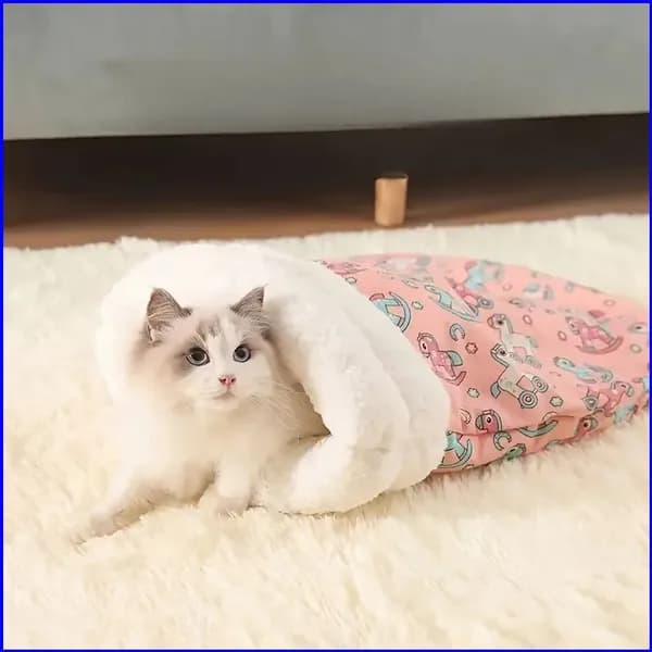 Мягкий плюшевый домик для зимнего сна кошки, создающий качественное и уютное место отдыха питомца