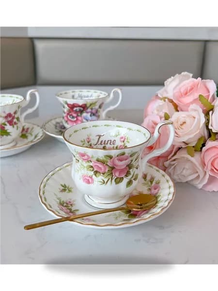 Чайная пара Royal Albert, серия "Цветок месяца", Ландыш в июне, костяной фарфор, позолота