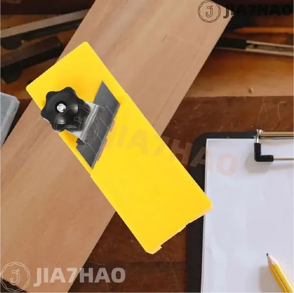 Инструмент для обрезки кромок из АБС пластика и ПВХ, обеспечивает ровный и чистый рез без заусенцев, для домашнего ремонта и моделирования.