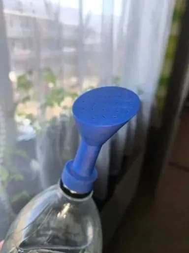 Лейка для полива на бутылку черная