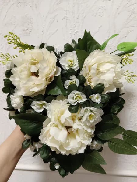 Ритуальная корзина в форме сердца, траурная полянка из искусственных цветов