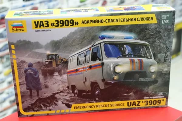 Сборная модель Звезда 1:43 43002 УАЗ-3909 "Буханка". Аварийно-спасательная служба.