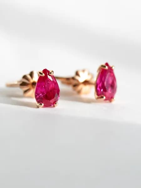 Серебряные пусеты с корунд рубинами грушами драгоценной огранки 6*4 в позолоте
