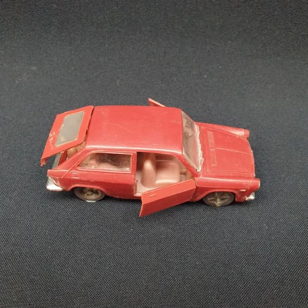 Машинка игрушечная винтажная, СССР. Пластмассовая модель легкового автомобиля, красная