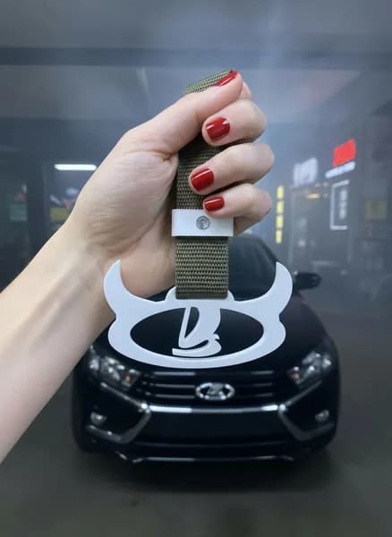 Цурикава JDM LADA / ЛАДА для авто логотип с рожками (белый)