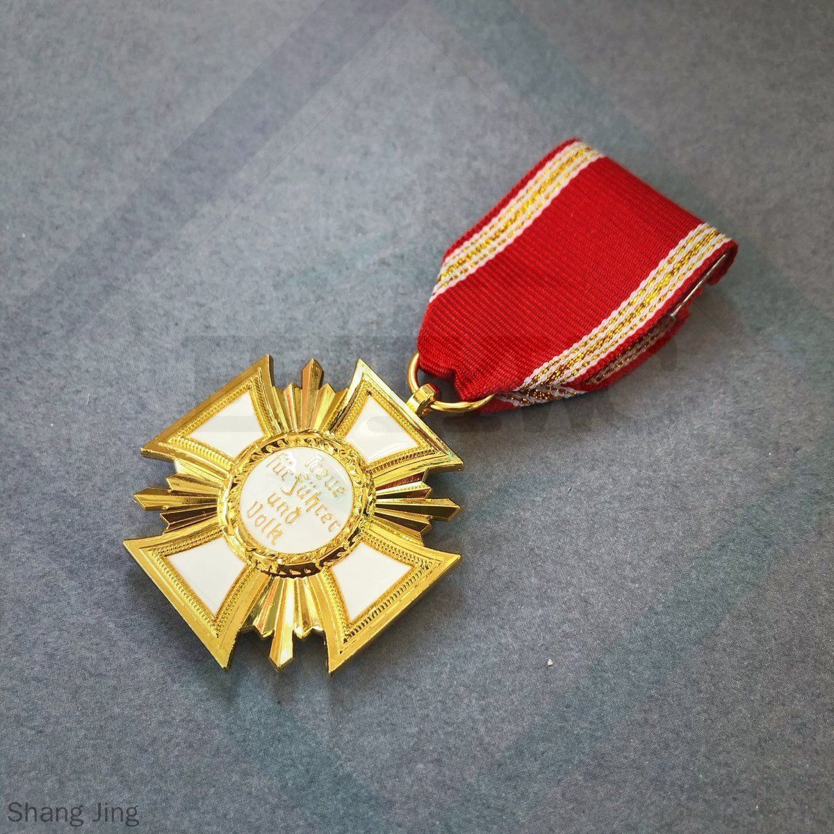 Советский значок из сплава с булавкой