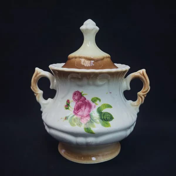 Сахарница винтажная, СССР. Керамика, с крышкой, с цветочным декором и фигурными ручками