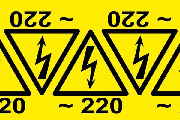 Знак безопасности Молния 25x25x25 треугольник 220 уп. 40шт