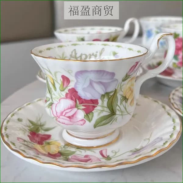 Эксклюзивный сервиз для чая Royal Albert из костяного фарфора, выпущенный в 1970х годах, с узором Майский сузуран, произведён в Англии.