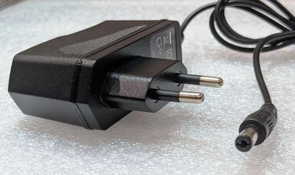 Адаптер питания универсальный: 12V, 1A, 12Вт штекер 5.5-2.5мм (1м)
