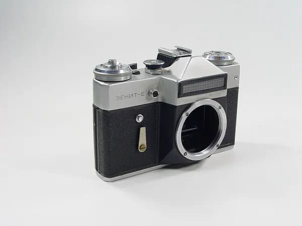 Фотоаппарат советский старинный Зенит-Е. Хорошее состояние, СССР, 1983 г. Металл. Лот 4