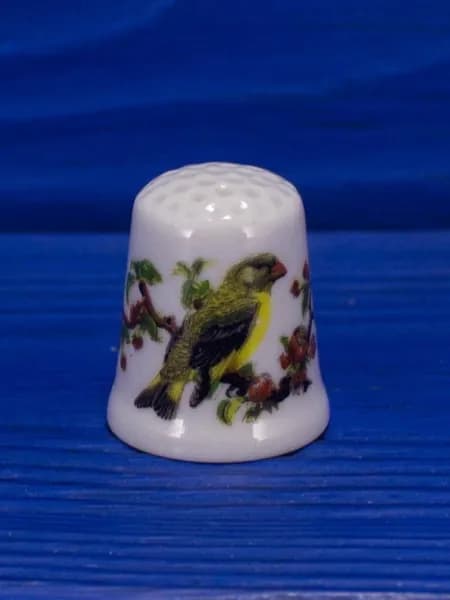Винтажный коллекционный наперсток Bird (Songbird), изготовленный Vista Alegre специально для Thimble Collectors Club. Англия, 1985 год