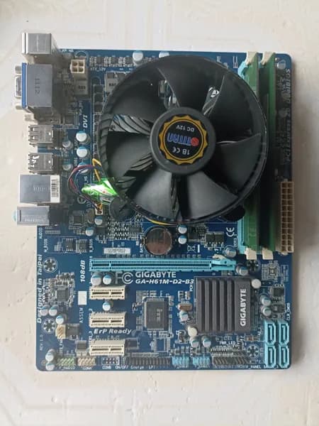 Gigabyte GA-H61M-D2-B3 +CPU i3-2100 (4 потока 2 ядра) + 4Gb +кулер без задней планки, LGA 1155, DDR3, Материнская плата