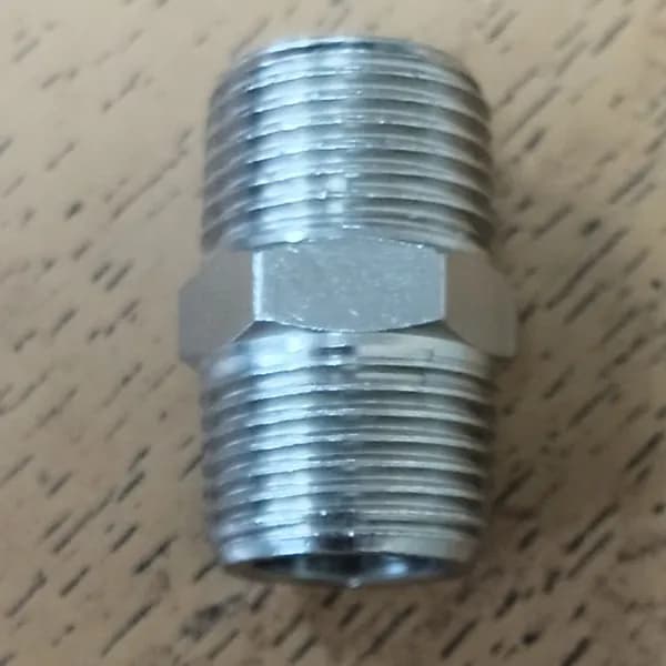 Переходник для пневматики 3/8" наружная х 3/8 наружная.