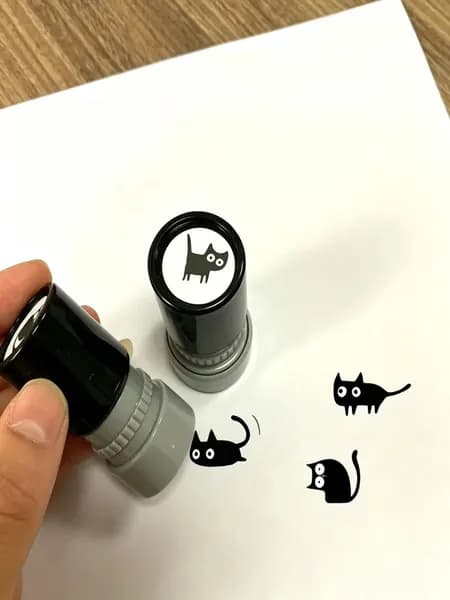 Чёрный кот с печатью и длинным хвостом