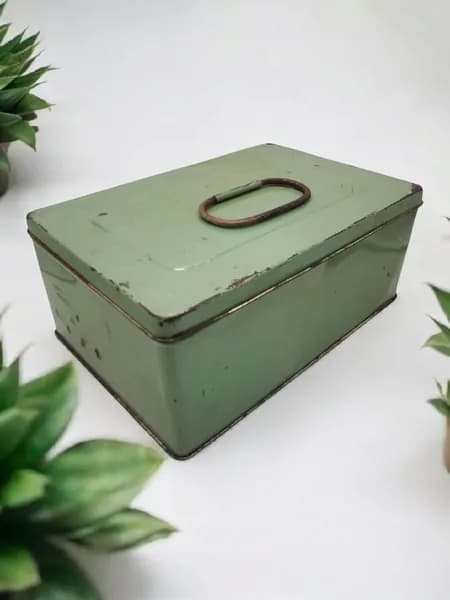 Винтажная жестяная большая банка-шкатулка, СССР, размер 19,5х13,5х8см