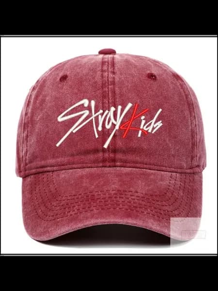 Бейсбольная кепка Stray Kids, клюквенно-розовая
