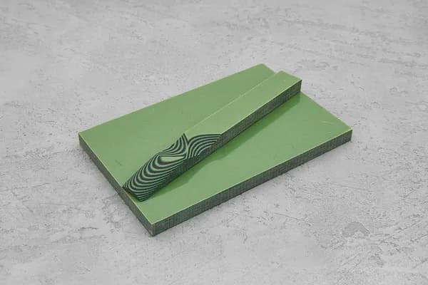 Саржевая микарта, плашка 130x80x8(+)мм черный зеленый