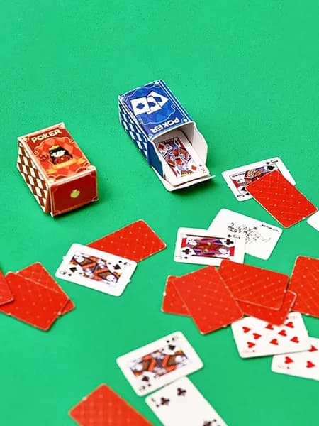 Социальная активность размером с палец ,Игральные карты