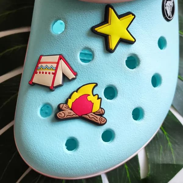 Джибитсы горы, палатка, костер на Crocs для взрослых