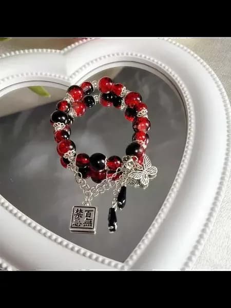 Красный браслет из бисера с подвеской