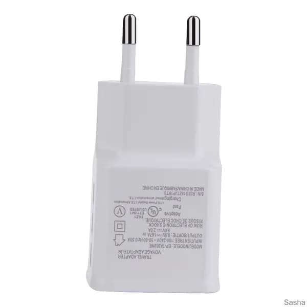 Универсальный многоразовый зарядник с тремя портами USB, защитой от перегрузки и стабильным током для смартфонов и планшетов