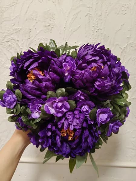 Ритуальная корзина в форме сердца, траурная полянка из искусственных цветов
