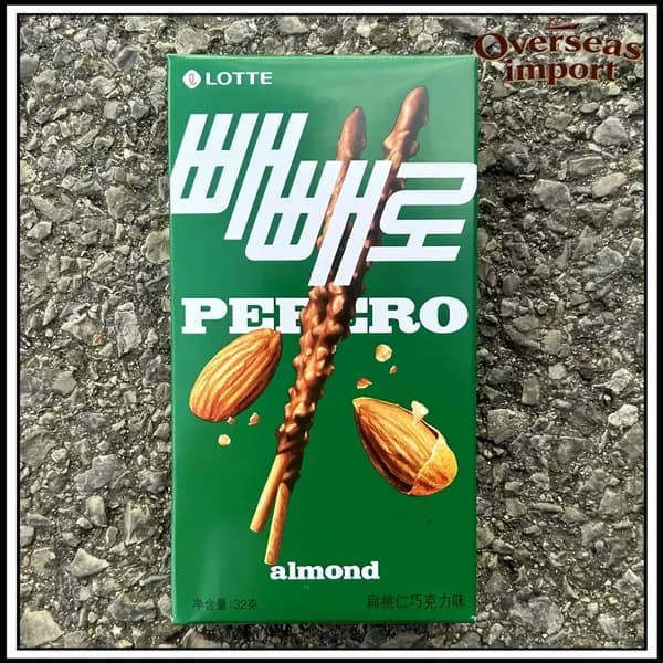 Южнокорейские шоколадные палочки Lotte Pepero с разными вкусами и хрустящими кукурузными печеньями в сердцевине. Импортированные из офисных закусок.