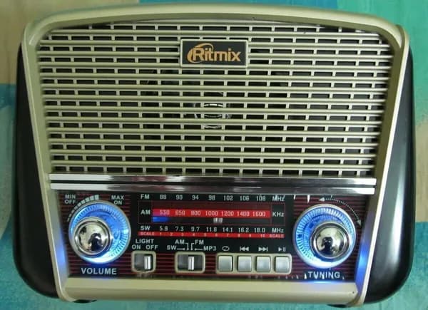 Радиоприемник РЕТРО RITMIX RPR-050 065, фонарь, FM радио, USB micro SD AUX
