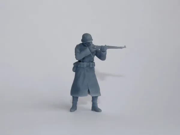 "Немецкий солдат в шинели №3" Фигурка в масштабе 1:43 для диорам и макетов. Высота фигурки 4 см.