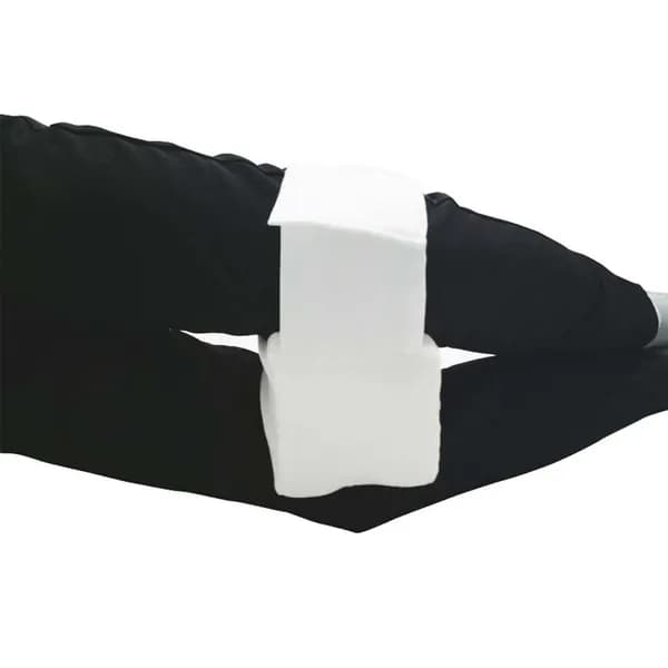 Белая ортопедическая подушка для фиксации коленей и разгрузки стопы