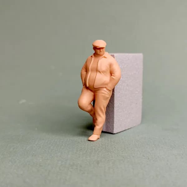 Таксист в ожидании пассажира. Фигурка в масштабе 1:43.