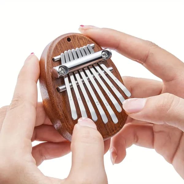 Мини-8-клавишное пианино Kalimba Thumb, подарок для начинающих, любителей музыки и игроков, милый аксессуар-брелок с подвеской в виде инструмента