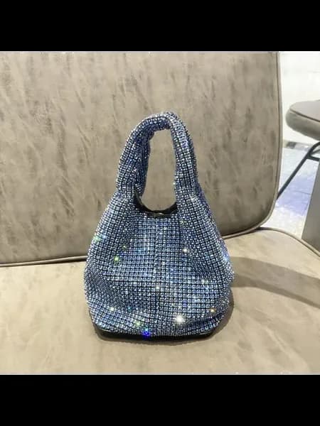 Серебристый клатч с кристаллами