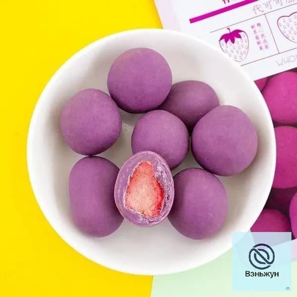 Замороженная смесь из цельных ягод клубники с начинкой из шоколада, молока и зеленого чая, в упаковке 60 г.