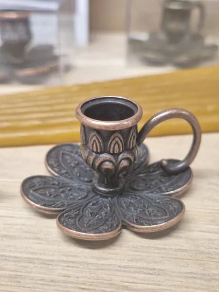 Подсвечник металлический для церковной тонкой свечи. Ромашка медь