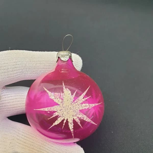 Елочная игрушка винтажная, СССР. Стеко, шар розовый с белым узором снежинки